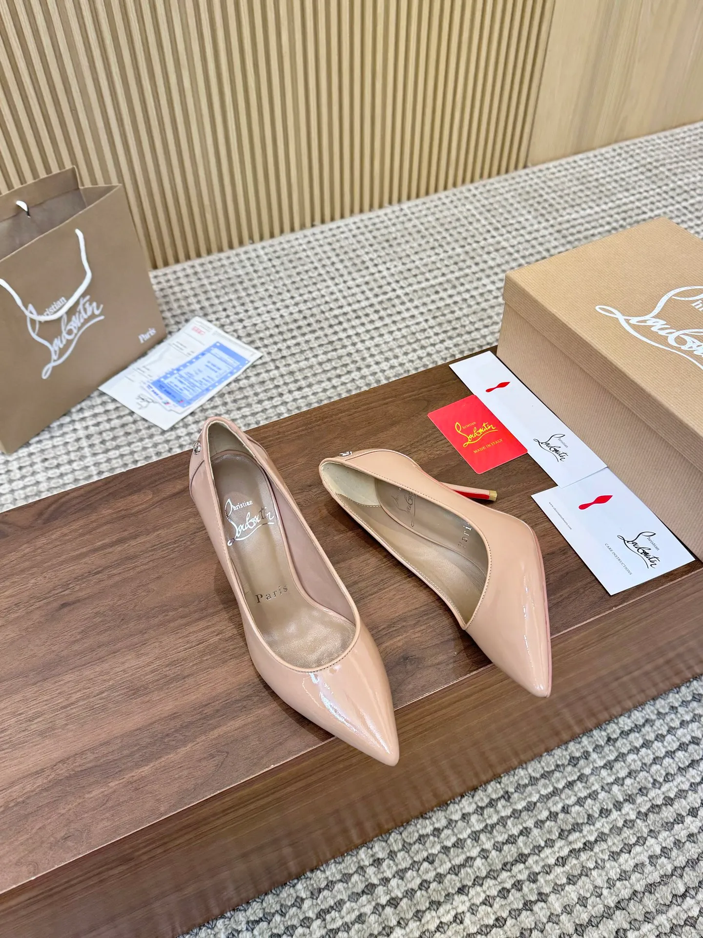 👟👟Ex-factory price 480👟👟 Genuine leather sole +40 Year-round shipment💝Christian Louboutin CL👠 "Patent Leather Hemming Craft Series" Noble and luxurious, real blingbling👟👟 Real materials, all customized by the pattern maker, and the materials are made of original customized materials to achieve the taste of the original 5 color options💍Upper: Imported👉cow patent leather💪 Lining: Sheepskin foot pad/lining Size: 34-40.41.42 Heel height: two options: 10.5cm and 8.5cm